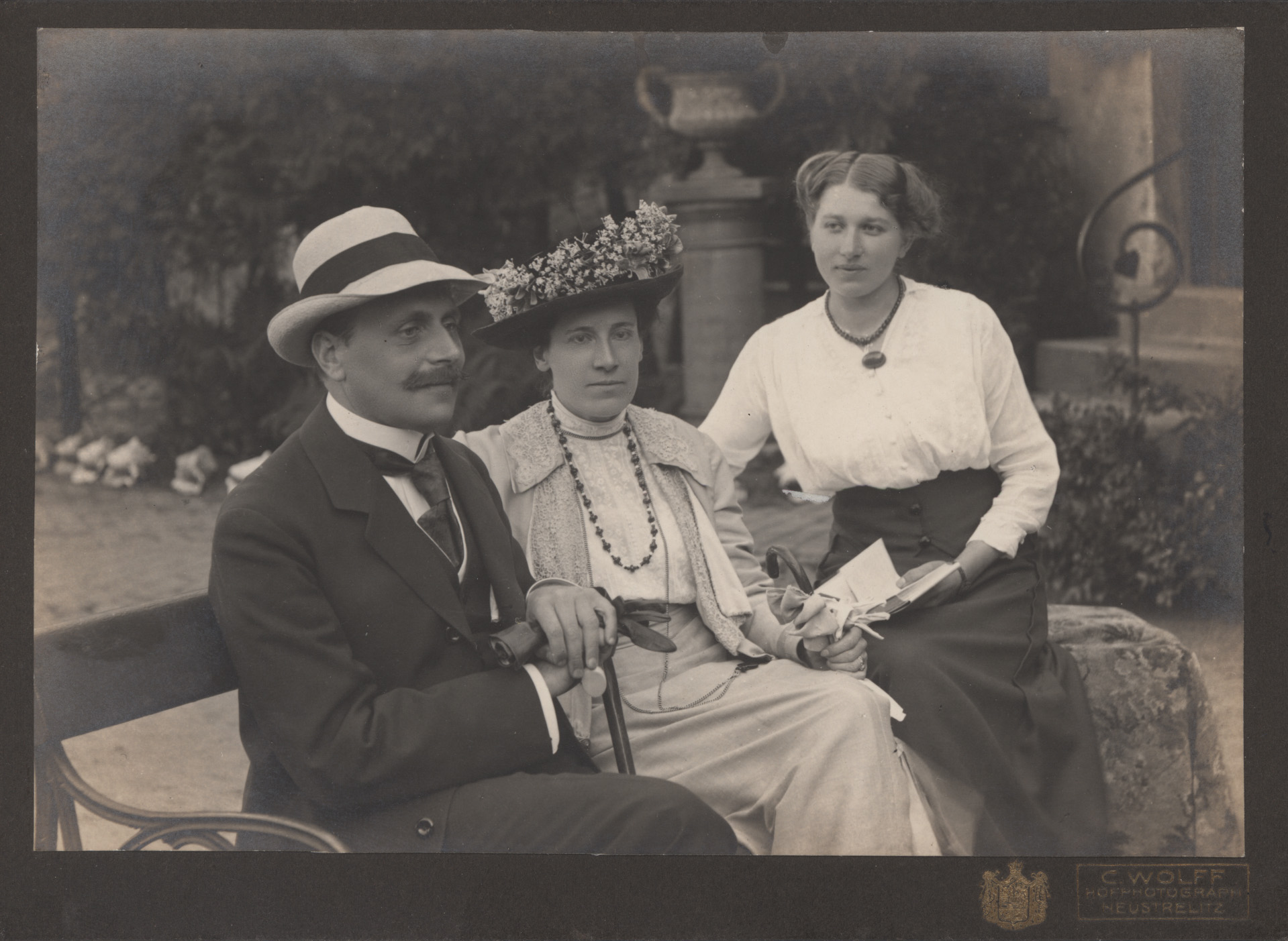 Jaroslav Hoppe mit Fanny Hoppe-Moser und (vermutlich) der Pianistin Noemi Jirečková (1916)
          (Archiv des IGPP)